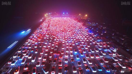 
Trung Quốc thường xuyên chứng kiến tình trạng kẹt xe, đặc biệt sau các kỳ nghỉ lễ kéo dài.
